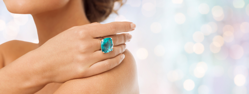 cocktail-ring-with-large-gemstone